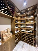 una bodega con muchas botellas de vino en Zarú Hotel Boutique, en Mocejón