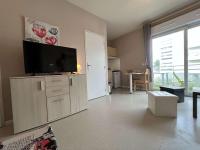 Appartement La Rochelle, 1 pi&egrave;ce, 4 personnes - FR-1-246-697 TV &#xB610;&#xB294; &#xC5D4;&#xD130;&#xD14C;&#xC778;&#xBA3C;&#xD2B8; &#xC13C;&#xD130;