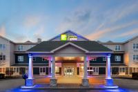 Un hotel con un mirador enfrente en Holiday Inn Express Hotel &amp; Suites Freeport by IHG, en Freeport