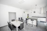 A kitchen or kitchenette at Cubo's Villa Dreams
