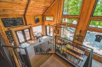 una vista aérea de una escalera en un edificio con ventanas en Le 2800 du Parc, en Shawinigan
