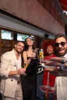 een groep mensen met wijnglazen bij Mondrian Mexico City Condesa in Mexico-Stad