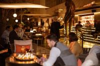 een groep mensen die in een restaurant zitten met een taart bij Mondrian Mexico City Condesa in Mexico-Stad