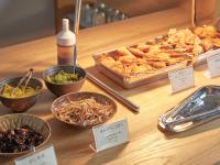 una mesa con diferentes tipos de alimentos. en EZ HOTEL Kansai Airport Seaside, en Izumisano