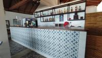 Khu vực lounge/bar tại Bluewaves Resort - Basdaku by Hiverooms