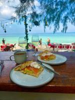 een tafel met twee borden eten en glazen wijn bij Salad Beach Guest House in Ko Pha Ngan