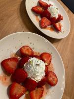 Twee schalen met aardbeien en slagroom op een tafel. bij L'Auberge du Ranc in Saint-Sèbastien