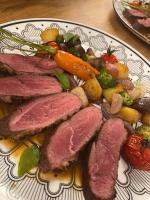 een bord vlees en groenten op een tafel bij L'Auberge du Ranc in Saint-Sèbastien