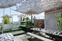 Um jardim em Sunset Destination Hostel