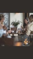 un grupo de personas sentadas alrededor de una mesa en Vertshuset Konow, en Bergen