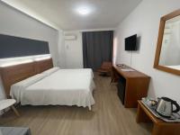 una habitación de hotel con una cama y un escritorio en Hotel Anfora, en Melilla