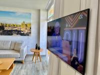 TV a/nebo společenská místnost v ubytování Apartamentos Tigaiga Suites