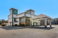 Un edificio con una torre de reloj en la parte superior. en Quality Inn &amp; Suites Matthews - Charlotte, en Matthews