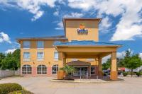 Un hotel con un cartel en la entrada. en Comfort Inn &amp; Suites Chesapeake - Portsmouth, en Chesapeake