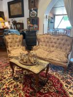 TorrelagunaにあるBUNGALOW INFANTAのソファ2つとコーヒーテーブルのあるリビングルーム