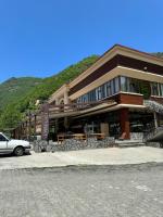 ein Gebäude mit einem davor geparkten Auto in der Unterkunft Valent Suit Bungalov in Ardeşen