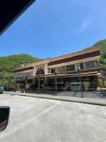 ein großes Gebäude mit einem Laden davor in der Unterkunft Valent Suit Bungalov in Ardeşen