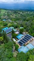 Una vista aérea de una escuela con paneles solares. en Ávita Lodge, en Quesada