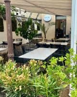 tavolo e sedie di fronte a un ristorante di Arc de Triomphe by CityBookings a Bucarest