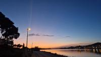 ein Straßenlicht neben einem Fluss bei Sonnenuntergang in der Unterkunft Basic Mansion Mandalina in Šibenik