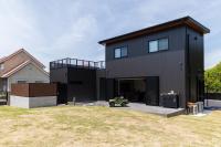 淡路市にあるHau&#39;oliの黒い家とその前に緑の車
