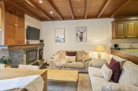 A television and/or entertainment centre at Luderna - Apartamento Val de Ruda A4 Montpius