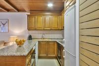 A kitchen or kitchenette at Luderna - Apartamento Val de Ruda A4 Montpius