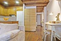 A kitchen or kitchenette at Luderna - Apartamento Val de Ruda A4 Montpius