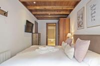 A bed or beds in a room at Luderna - Apartamento Val de Ruda A4 Montpius
