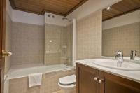 A bathroom at Luderna - Apartamento Val de Ruda A4 Montpius