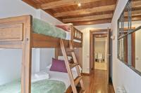 A bed or beds in a room at Luderna - Apartamento Val de Ruda A4 Montpius