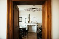 una sala da pranzo con un tavolo e un lampadario di La Maison des Dames a La Sauvenière