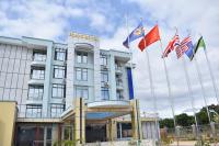 Un hotel con banderas frente a un edificio. en Brand Hotel, en Dodoma