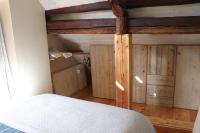 - une chambre avec des murs en bois et un lit dans un dortoir dans l&#39;établissement Appartement dans une maison de pays, à Briançon