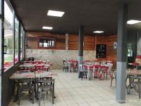 une salle à manger avec des tables et des chaises dans un restaurant dans l'établissement CAMPING LA CLE DE SAONE, à Crêches-sur-Saône