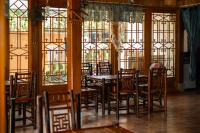 萨帕Khen Mong Nature Hotel的餐厅里有桌椅和窗户。