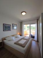Posteľ alebo postele v izbe v ubytovaní Apartment in Kampor with sea view, balcony, air conditioning, WiFi (4838-1)