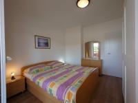 Posteľ alebo postele v izbe v ubytovaní Apartment in Kampor with sea view, balcony, air conditioning, WiFi (4838-1)