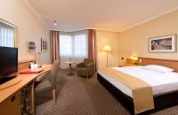 una habitación de hotel con una cama y un escritorio en Leonardo Hotel Mannheim City Center, en Mannheim