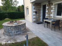Patio alebo iná vonkajšia časť ubytovania La Clematite d'Olt