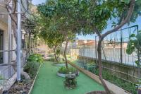 Vonkajšia záhrada v ubytovaní Seaside apartments with a swimming pool Okrug Gornji, Ciovo - 11374
