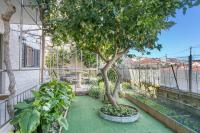 Vonkajšia záhrada v ubytovaní Seaside apartments with a swimming pool Okrug Gornji, Ciovo - 11374