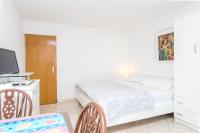 Posteľ alebo postele v izbe v ubytovaní Seaside apartments with a swimming pool Okrug Gornji, Ciovo - 11374