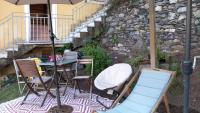 Posedenie v ubytovaní Monterosso Apartments in Servano's Villas