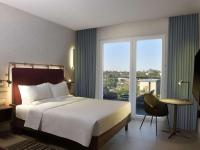 Una habitación de hotel con una cama y una ventana grande. en Novotel Lubumbashi, en Lubumbashi