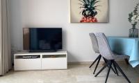 Televízia a/alebo spoločenská miestnosť v ubytovaní Oasis Costalita Estepona I