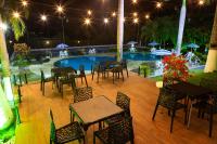 eine Terrasse mit Tischen und Stühlen vor einem Pool in der Unterkunft Hotel Dan Inn Franca & Convenções By Nacional Inn in Franca