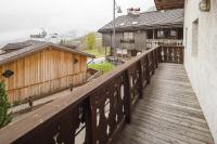 una pasarela de madera que conduce a un edificio con casas en Villa Lacedel - Stayincortina, en Cortina dʼAmpezzo