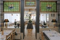 Un restaurante u otro lugar para comer en Beautiful Top Floor Seaview Studio Apartment B'berge-Bruges