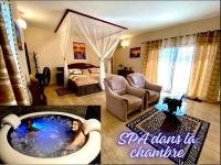 Una sala de estar con una bañera en el medio de una habitación. en Hôtel La Belle Etoile &amp; SPA, en Saly Portudal